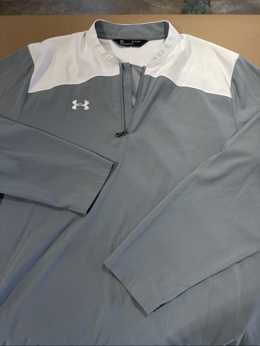 Under Armour Men’s Light Gray & White Quarter-Zip Pullover